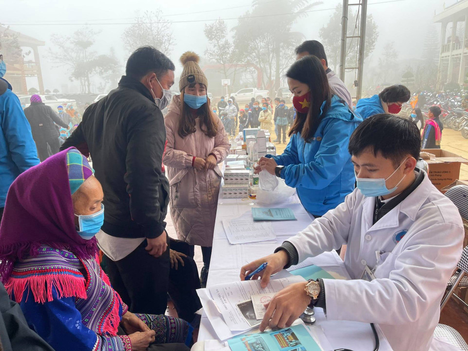 Các bác sỹ Bệnh viện Hữu nghị vấn sức khỏe và cấp phát thuốc miễn phí cho khoảng 500 người dân, đa số là người cao tuổi xã Sín Chéng huyện Si Ma Cai, tỉnh Lào Cai. (Ảnh: PV/Vietnam+)