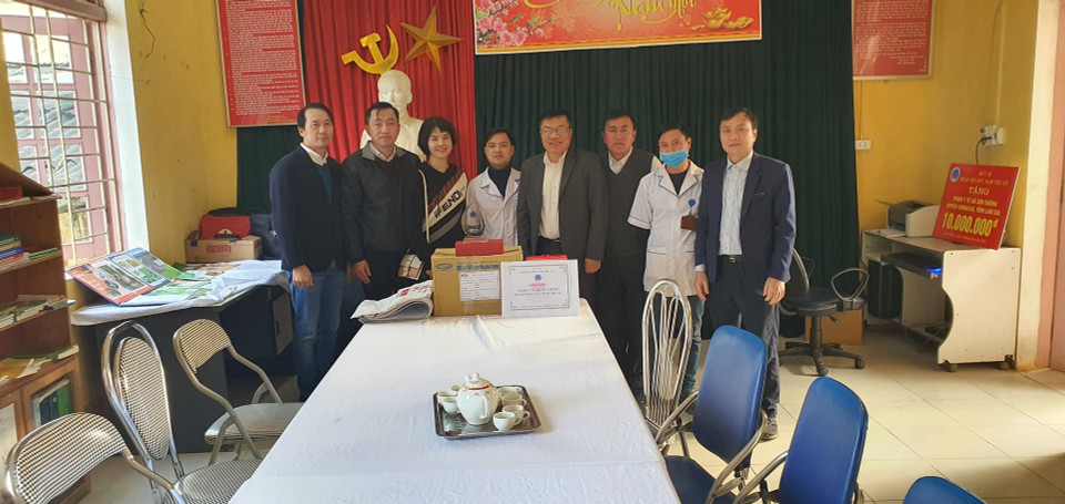 Đoàn đã tới thăm và tặng 10 triệu đồng cùng 1 số thuốc thiết yếu cho Trạm Y tế xã Sín Chéng và Trung tâm Y tế huyện Si Ma Cai. (Ảnh: PV/Vietnam+)