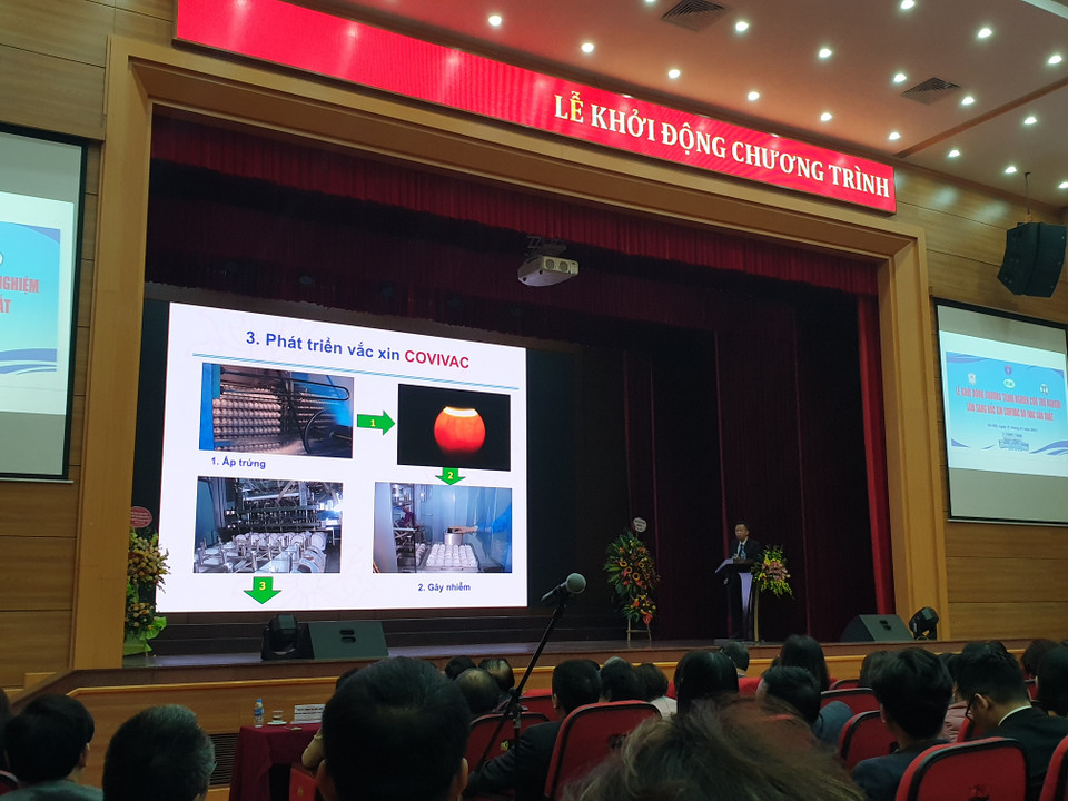 Tiến sỹ Dương Hữu Thái - Viện trưởng Viện Vắcxin và Sinh phẩm Y tế trình bày tại buổi lễ. (Ảnh: T.G/Vietnam+)