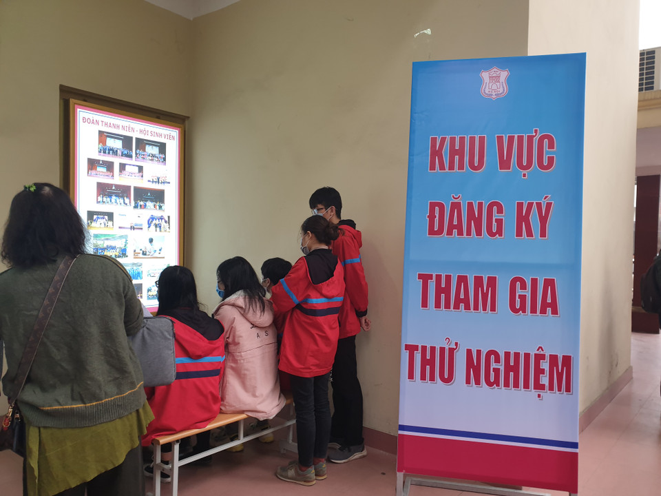 Khu vực đăng ký tham gia thử nghiệm tại Đại học Y Hà Nội. (Ảnh: T.G/Vietnam+)