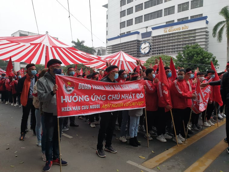 Sự kiện đã kêu gọi và nhận được sự quan tâm nhiều cơ quan, đơn vị và đông đảo người dân thuộc nhiều độ tuổi. (Ảnh: PV/Vietnam+)