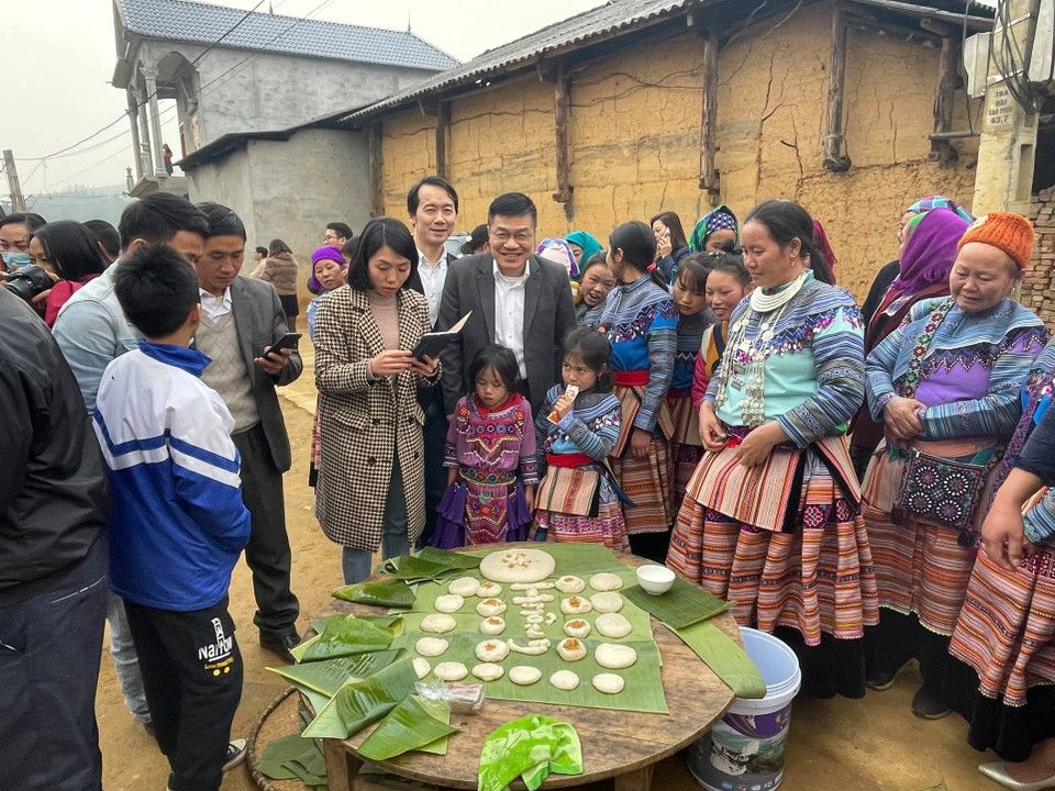 Tham gia các hoạt động cùng với đồng bào miền cao. (Ảnh: PV/Vietnam+)