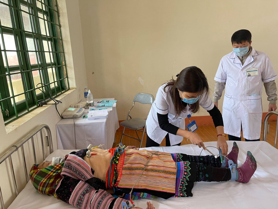 Theo dõi chỉ số về tim mạch cho người dân. (Ảnh: PV/Vietnam+)