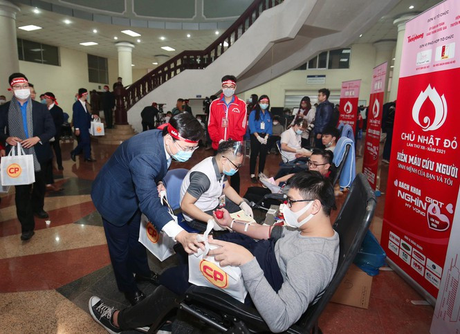 Bí thư thứ nhất Trung ương Đoàn Nguyễn Anh Tuấn thăm hỏi và tằng quà cho tình nguyện viên. (Ảnh: PV/Vietnam+)