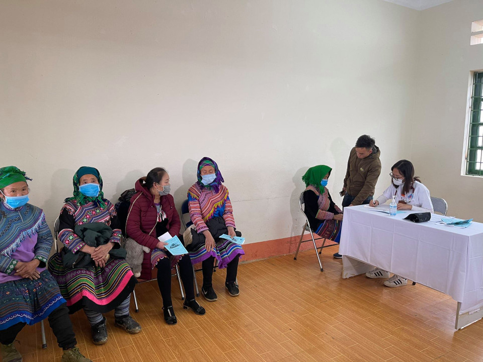 Chương trình chăm sóc sức khỏe cộng đồng cho bà con nhân dân được các bác sỹ Bệnh viện Hữu Nghị thực hiện từ ngày 23-25/1/2021. (Ảnh: PV/Vietnam+)