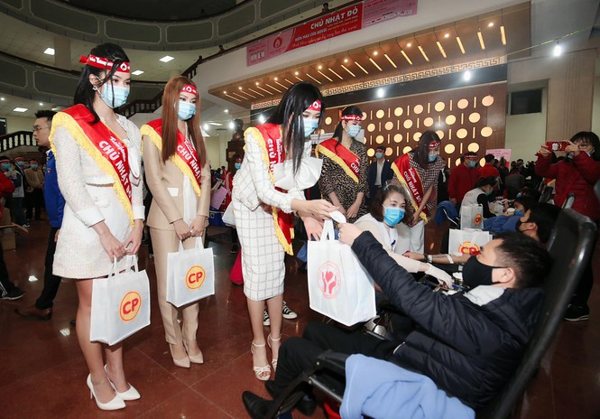 Hoa hậu và người đẹp tặng quà cho những người hiến máu. (Ảnh: PV/Vietnam+)