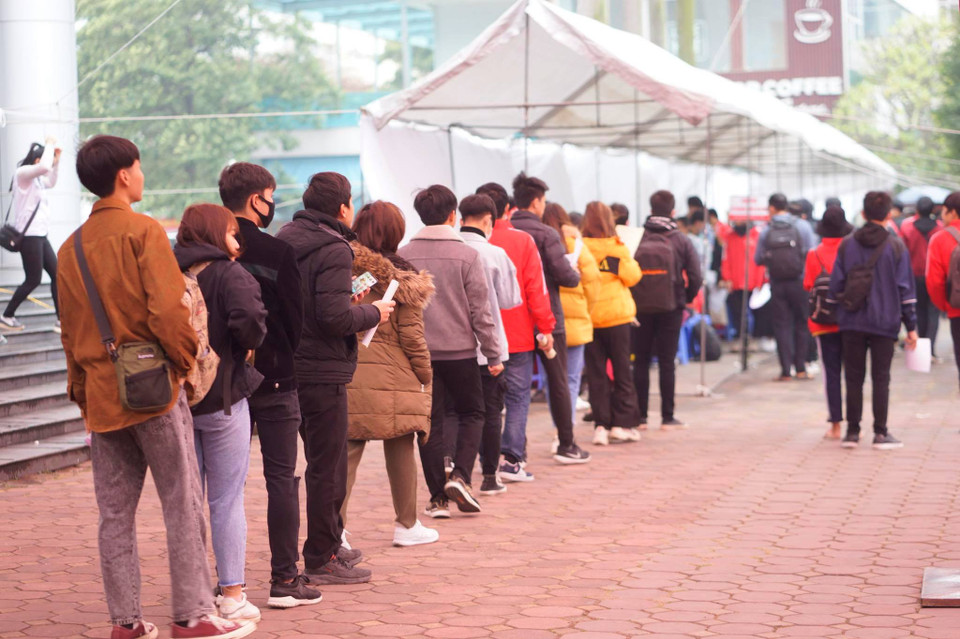 Các bạn trẻ xếp hàng để hiến máu nhân đạo, dù trời mưa rét. (Ảnh: PV/Vietnam+)