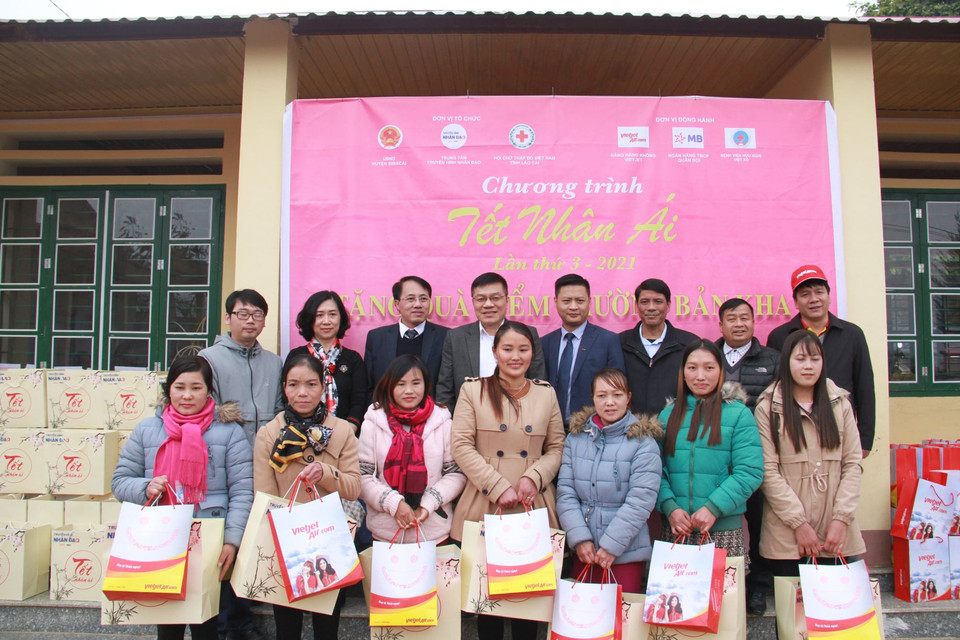 Bệnh viện cũng đã trao tận tay các gia đình chính sách và thầy cô giáo cũng như các em học sinh có hoàn cảnh khó khăn. (Ảnh: PV/Vietnam+)