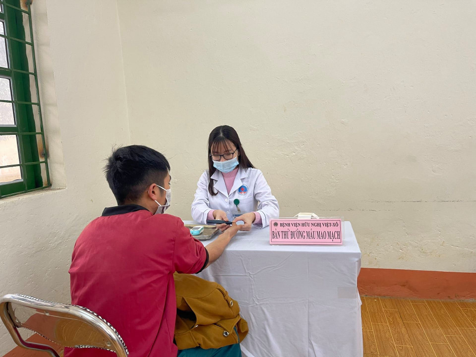 Xét nghiệm chỉ số về đường máu cho người dân. (Ảnh: PV/Vietnam+)