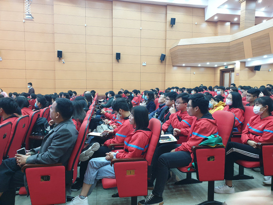 Hội trường tại Đại học Y Hà Nội chật kín với sự hưởng ứng của sinh viên. (Ảnh: T.G/Vietnam+)