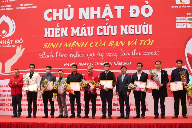 Các tập thể và cá nhân nhận bằng khen trong hoạt động hiến máu tình nguyện. (Ảnh: PV/Vietnam+)