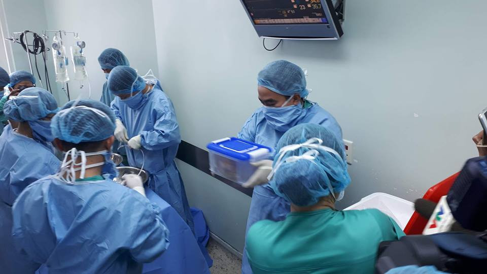 Các bác sỹ khẩn trương làm thủ tục ghép tim cho bệnh nhân. (Ảnh: PV/Vietnam+)