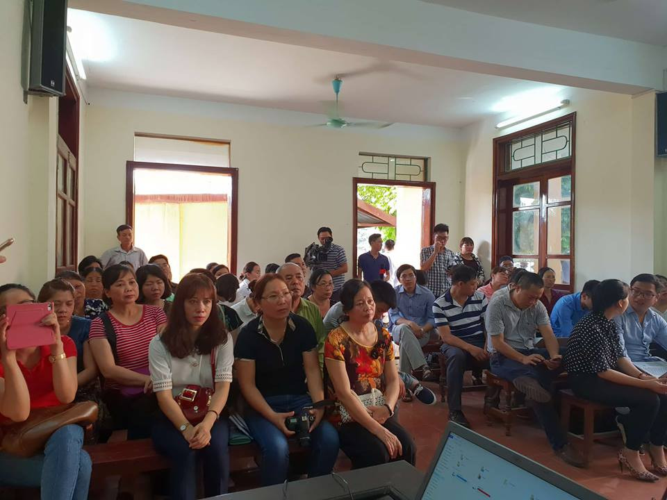 Người dân theo dõi xét xử phiên tòa. (Ảnh: PV/Vietnam+)