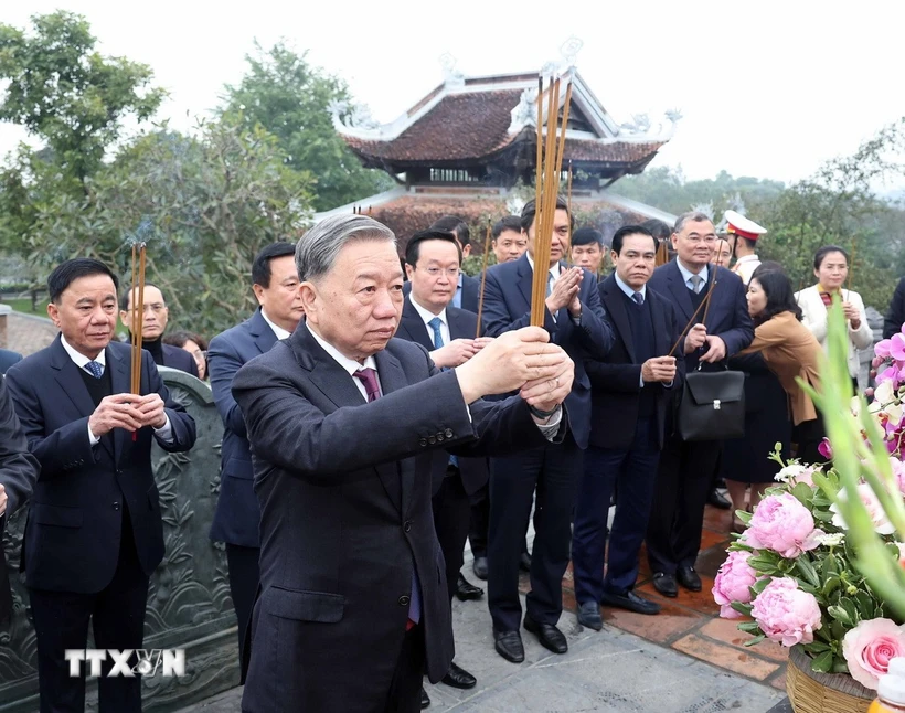 Tổng Bí thư Tô Lâm và đoàn công tác dâng hoa, dâng hương tại Đền Chung Sơn - Đền thờ gia tiên Bác Hồ. (Ảnh: Thống Nhất/TTXVN)