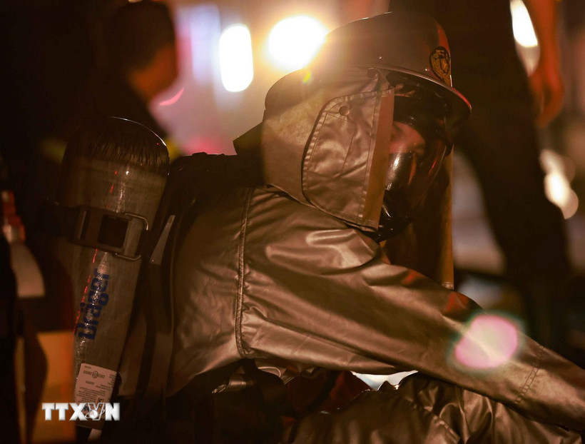 Lực lượng cứu hỏa dập tắt đám cháy. (Ảnh minh họa: Thanh Tùng/TTXVN)