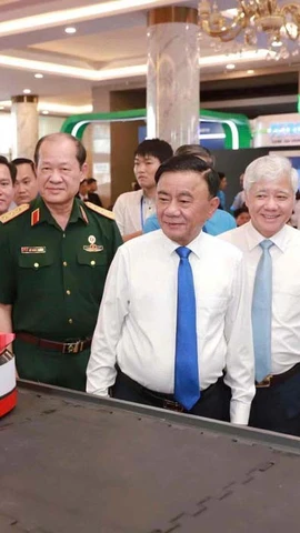 Các đại biểu tham quan Triển lãm “Hành trình sáng tạo - Khát vọng vươn mình.” (Ảnh: Tổng Liên đoàn Lao động Việt Nam)
