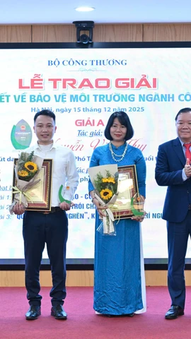 Đại diện Ban giám khảo trao giải A - Cuộc thi Báo chí viết về Bảo vệ Môi trường ngành Công Thương năm 2025. (Ảnh: BCT/Vietnam+)