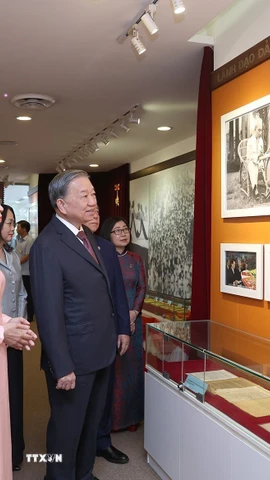 Tổng Bí thư Tô Lâm tham quan Phòng truyền thống của Thông tấn xã Việt Nam. (Ảnh: Thống Nhất/TTXVN)