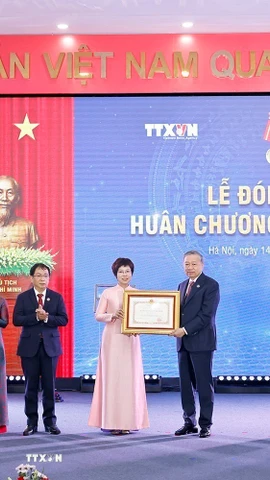 Tổng Bí thư Tô Lâm trao Huân chương Hồ Chí Minh (lần thứ 3) cho Thông tấn xã Việt Nam. (Ảnh: Doãn Tấn - TTXVN)