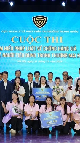 Ban Tổ chức trao các giải thưởng cho các đội thi. (Ảnh: BCT/Vietnam+)