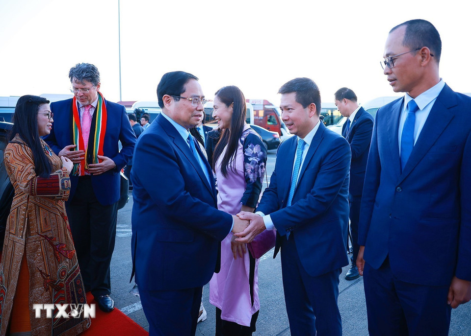 Lễ tiễn Thủ tướng Phạm Minh Chính và Phu nhân kết thúc chuyến tham dự Hội nghị Thượng đỉnh G20 tại Nam Phi. (Ảnh: Dương Giang/TTXVN)