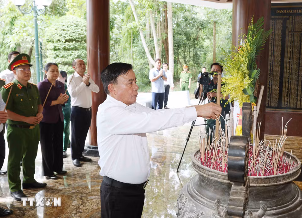 Nhân kỷ niệm 76 năm Ngày truyền thống lực lượng Thanh niên xung phong Việt Nam (15/7/1950-15/7/2026), sáng 15/7/2026, đồng chí Trần Cẩm Tú, Ủy viên Bộ Chính trị, Thường trực Ban Bí thư cùng đoàn công tác Trung ương đến dâng hoa, dâng hương tưởng niệm các anh hùng, liệt sỹ tại Khu di tích Ngã ba Đồng Lộc, tỉnh Hà Tĩnh. (Ảnh: Phương Hoa/TTXVN)