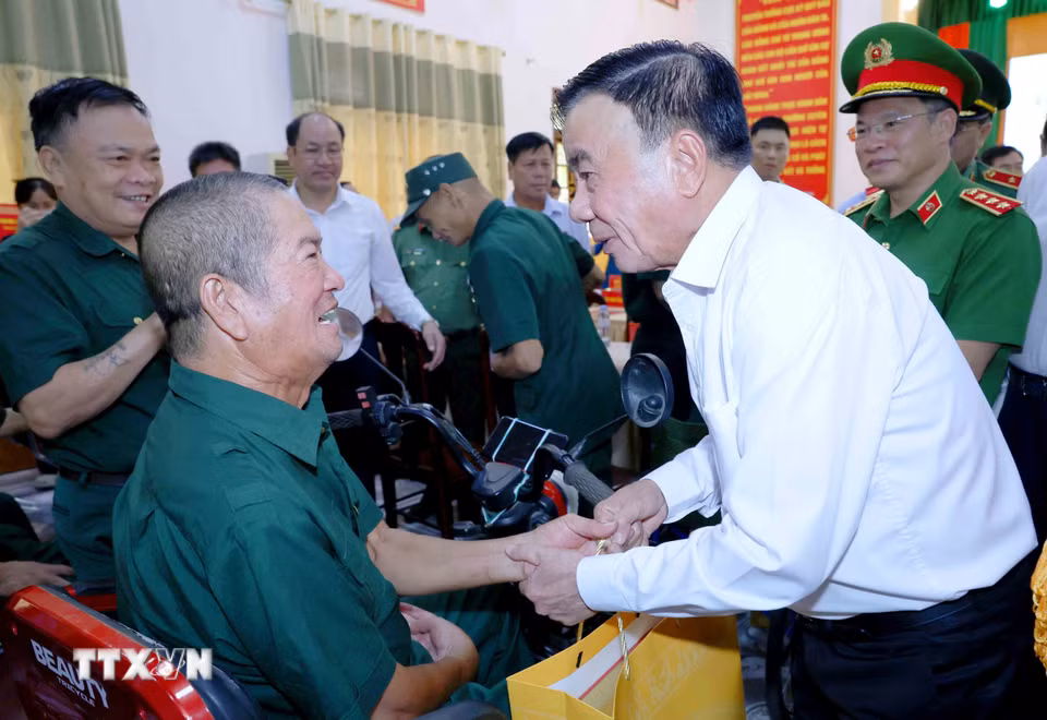 Đồng chí Trần Cẩm Tú, Ủy viên Bộ Chính trị, Thường trực Ban Bí thư thăm, tặng quà thương, bệnh binh tại Trung tâm Điều dưỡng thương binh Nghệ An. (Ảnh: Phương Hoa/TTXVN)