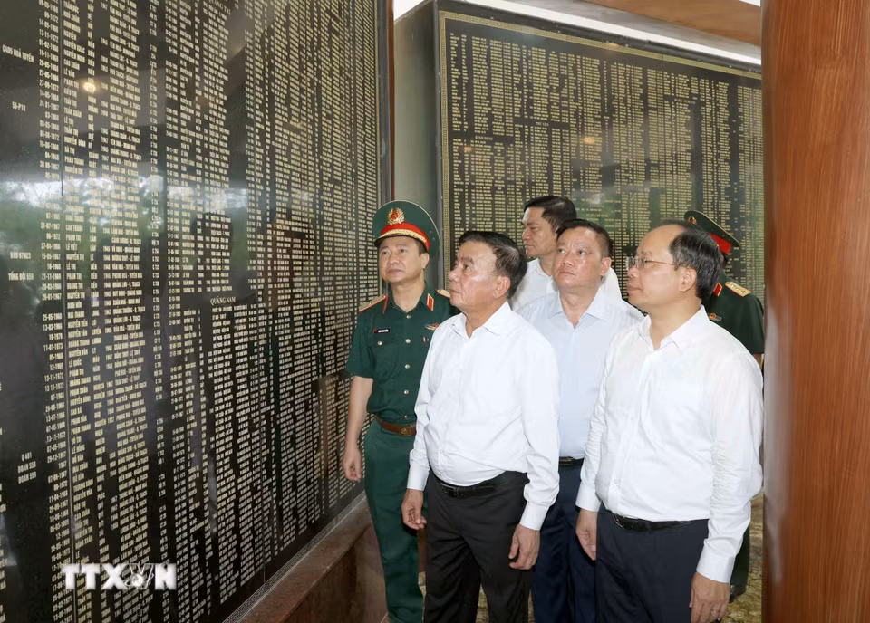 Thường trực Ban Bí thư Trần Cẩm Tú thăm Khu di tích lịch sử Quốc gia đặc biệt Ngã ba Đồng Lộc. (Ảnh: Phương Hoa/TTXVN)