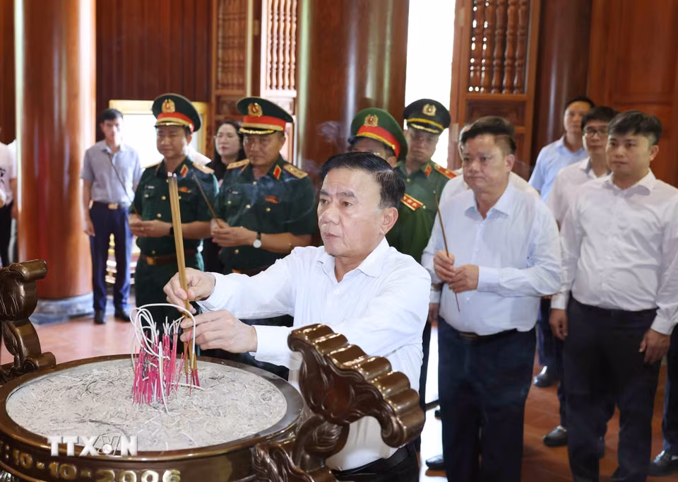 Đồng chí Trần Cẩm Tú, Ủy viên Bộ Chính trị, Thường trực Ban Bí thư và Đoàn công tác Trung ương dâng hương tưởng niệm Chủ tịch Hồ Chí Minh tại Khu di tích Quốc gia đặc biệt Kim Liên. (Ảnh: Phương Hoa/TTXVN)