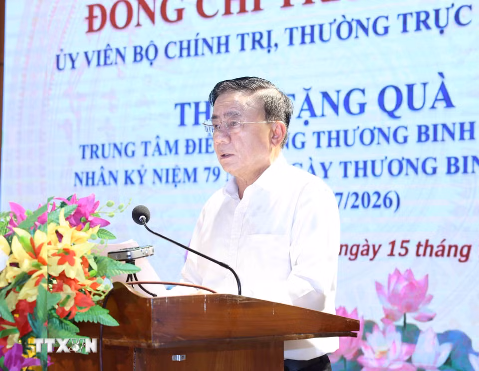Đồng chí Trần Cẩm Tú, Ủy viên Bộ Chính trị, Thường trực Ban Bí thư phát biểu tại buổi tặng quà. (Ảnh: Phương Hoa/TTXVN)