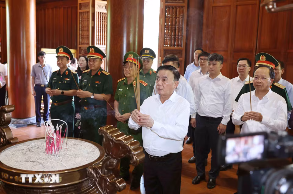 Đồng chí Trần Cẩm Tú, Ủy viên Bộ Chính trị, Thường trực Ban Bí thư và Đoàn công tác Trung ương dâng hương tưởng niệm Chủ tịch Hồ Chí Minh tại Khu di tích Quốc gia đặc biệt Kim Liên. (Ảnh: Phương Hoa/TTXVN)