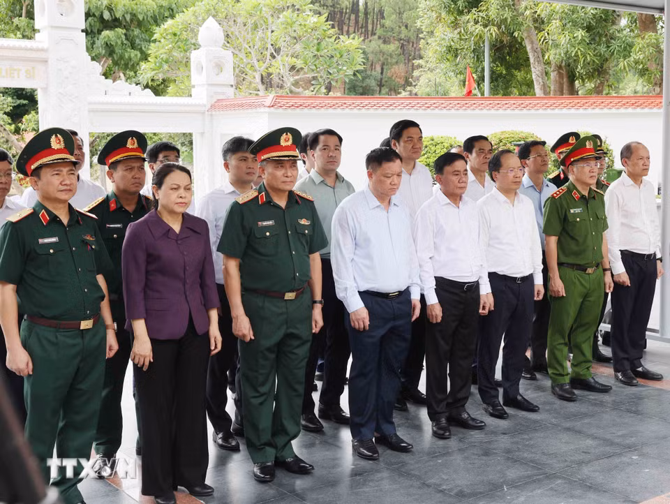 Thường trực Ban Bí thư Trần Cẩm Tú và thành viên đoàn công tác tưởng niệm các anh hùng, liệt sỹ tại Khu di tích lịch sử Quốc gia đặc biệt Ngã ba Đồng Lộc, tỉnh Hà Tĩnh. (Ảnh: Phương Hoa/TTXVN) ​