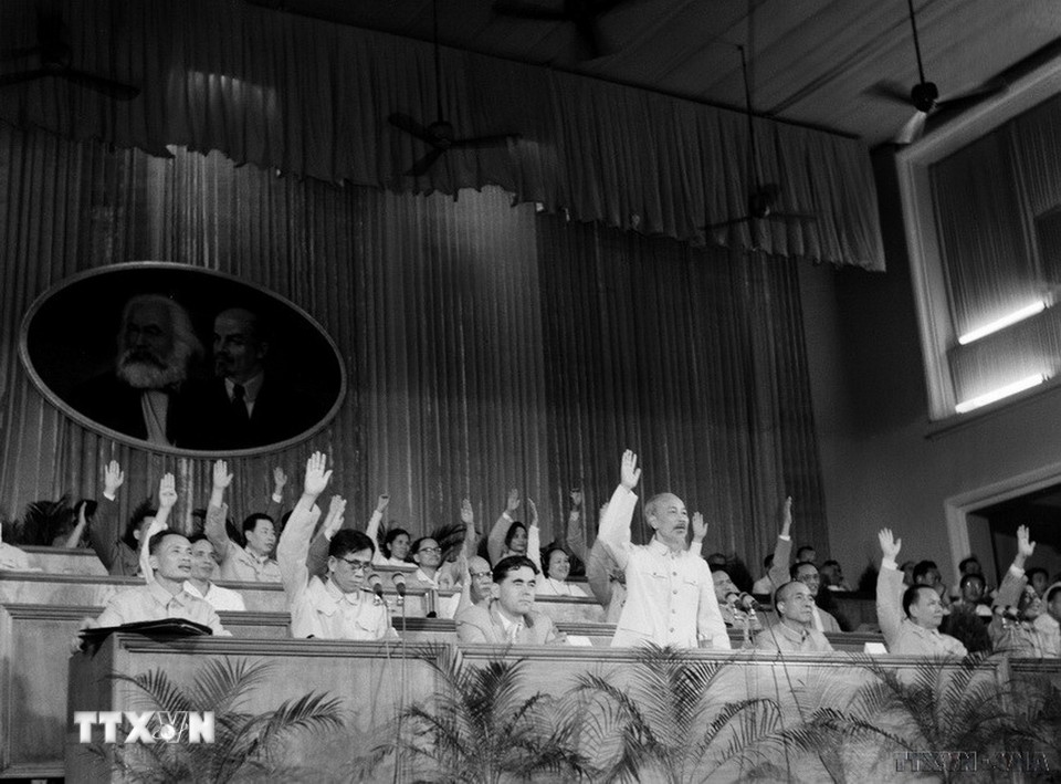 Hồ Chủ tịch cùng các đại biểu biểu quyết thông qua các văn kiện tại Đại hội đại biểu toàn quốc lần thứ III của Đảng (9/1960). (Ảnh: TTXVN)
