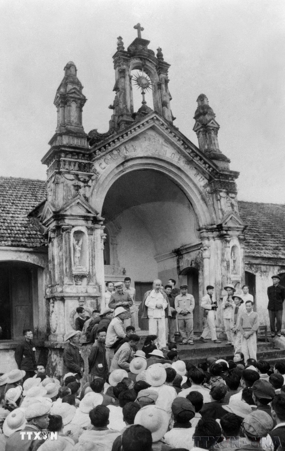 Chủ tịch Hồ Chí Minh về thăm hỏi và nói chuyện với đồng theo đạo Thiên Chúa ở thôn Thạch Bích, xã Bích Hòa, huyện Thanh Oai, Hà Đông (nay là Hà Nội) ngày 5/12/1959. (Ảnh: TTXVN)