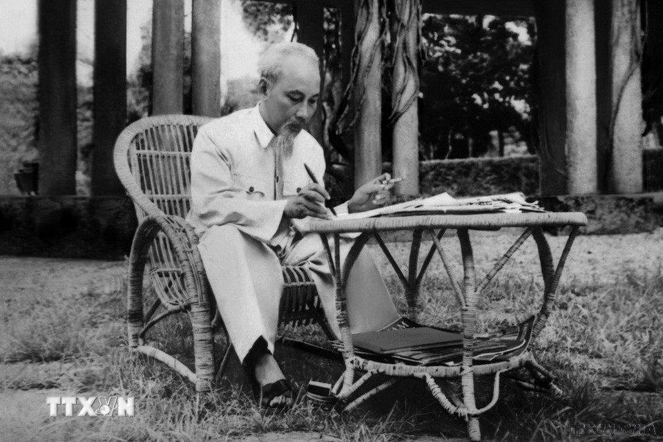 Chủ tịch Hồ Chí Minh làm việc tại Phủ Chủ tịch. (Ảnh: TTXVN)