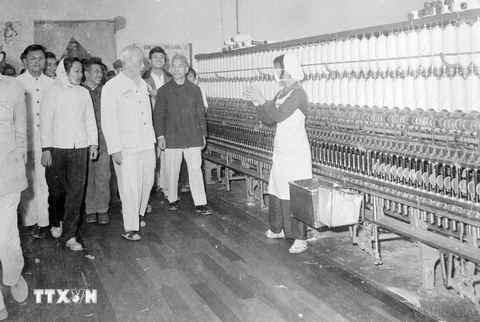 Chủ tịch Hồ Chí Minh đến thăm nhà máy dệt 8/3 và dự lễ khánh thành nhà máy. Người đến thăm một số phân xưởng và nói chuyện với công nhân làm việc tại nhà máy ngày 8/3/1965. (Ảnh: TTXVN)