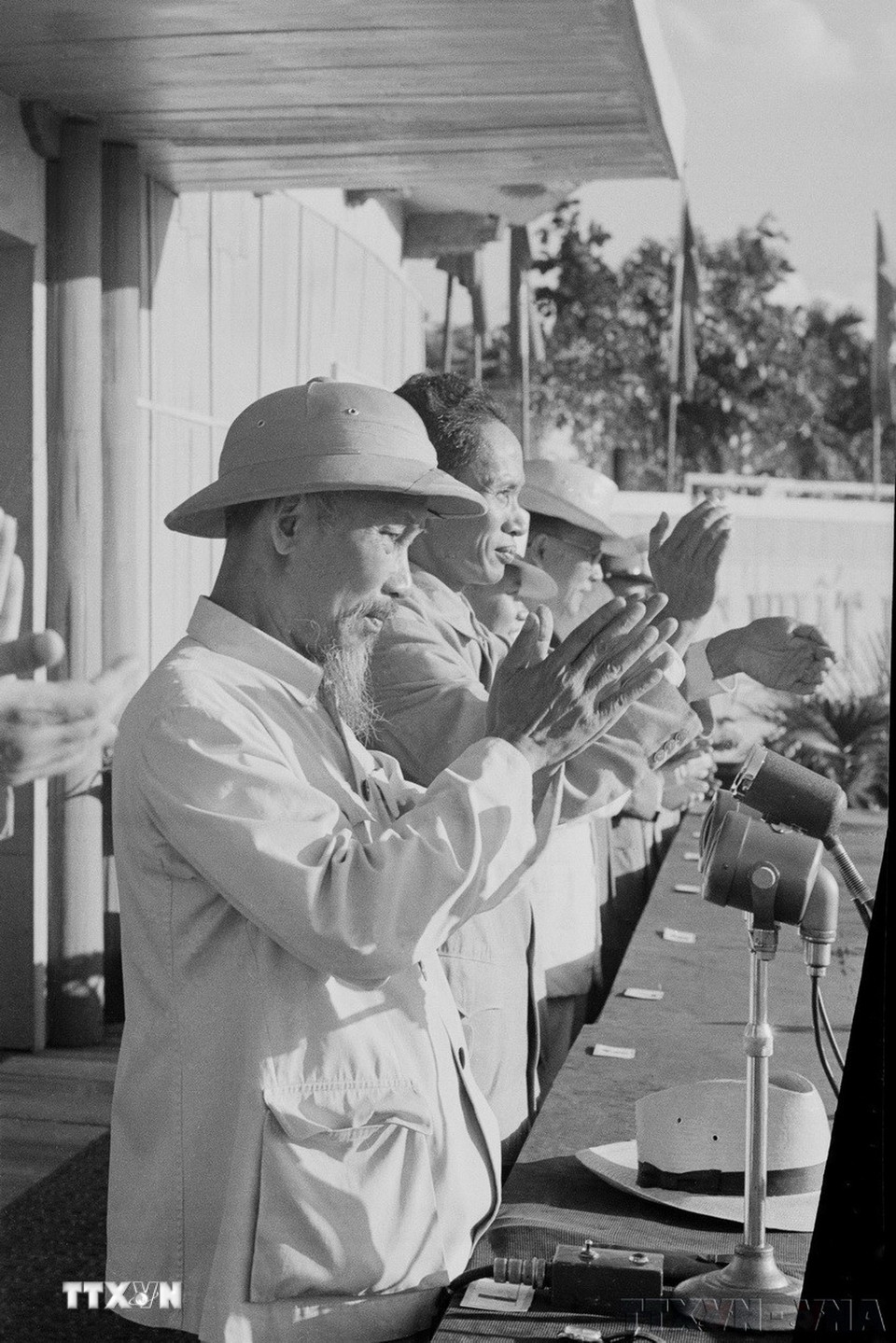 Chủ tịch Hồ Chí Minh vẫy chào nhân dân Thủ đô tuần hành chào mừng kỷ niệm lần thứ 12 ngày thành lập nước Việt Nam Dân chủ cộng hòa (2/9/1957). (Ảnh: TTXVN)