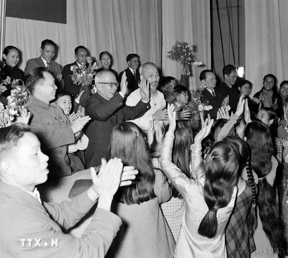 Đại biểu các tầng lớp nhân dân Thủ đô đến chào mừng kỳ họp, tặng hoa Chủ tịch Hồ Chí Minh và đồng chí trong Đoàn Chủ tịch tại Kỳ họp thứ 6, Quốc hội khóa 1 (Hà Nội, 1/1957). (Ảnh: TTXVN)