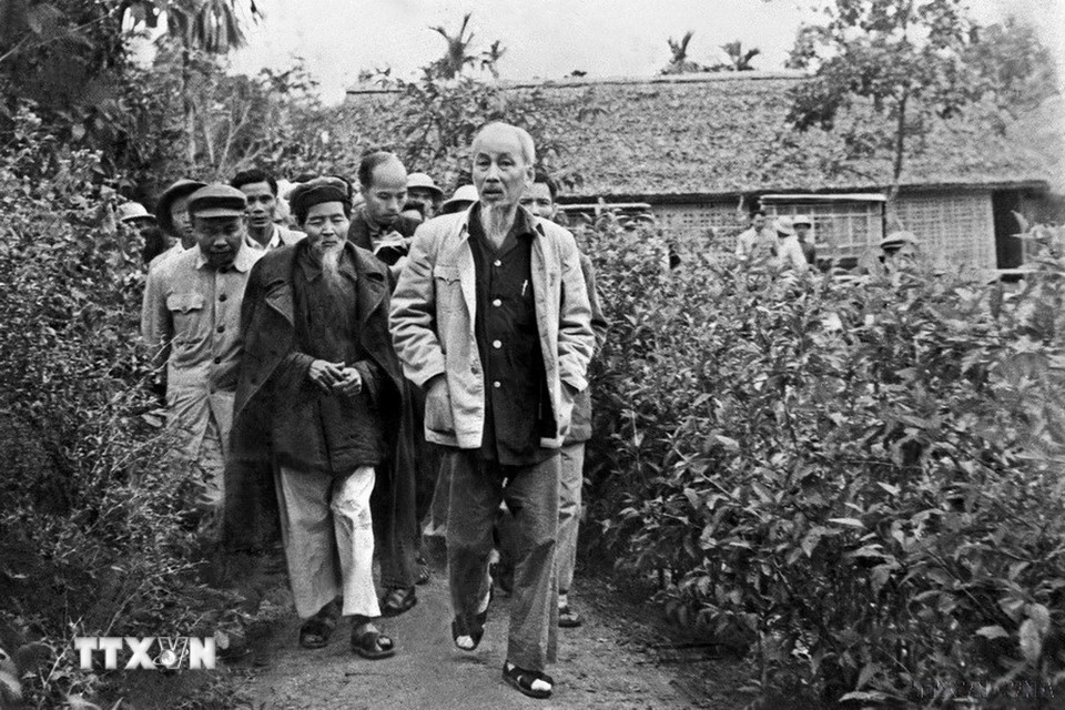 Chủ tịch Hồ Chí Minh trong một lần thăm lại nhà cũ tại làng Sen, xã Kim Liên, huyện Nam Đàn, Nghệ An (12/1961). (Ảnh: TTXVN)