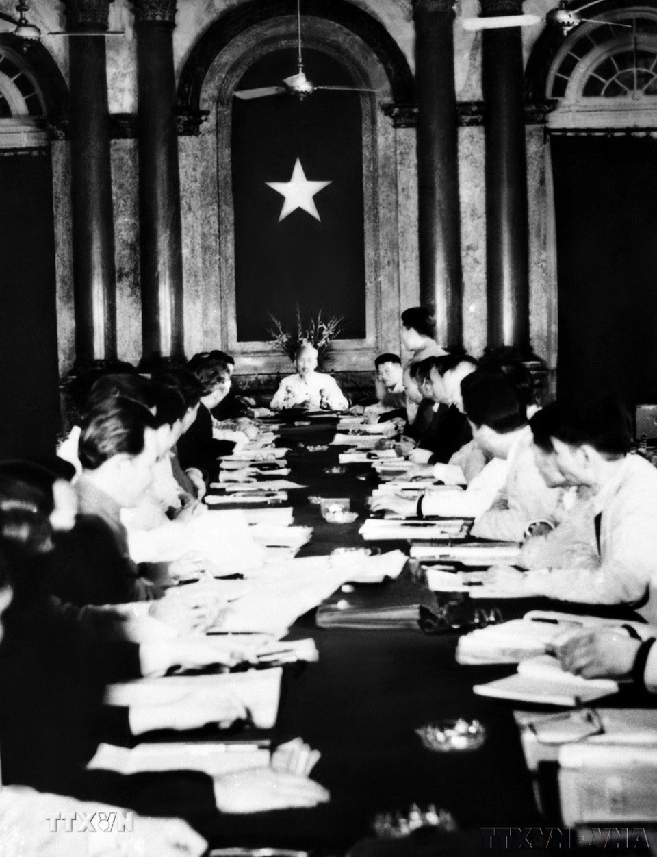 Chủ tịch Hồ Chí Minh chủ tọa phiên họp của Hội đồng Chính phủ bàn kế hoạch khôi phục và phát triển kinh tế 3 năm 1958-1960. (Hà Nội). (Ảnh: TTXVN)