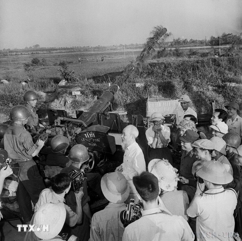 Chủ tịch Hồ Chí Minh thăm trận địa pháo của bộ đội pháo cao xạ bảo vệ Thủ đô (25/9/1966). (Ảnh: TTXVN)