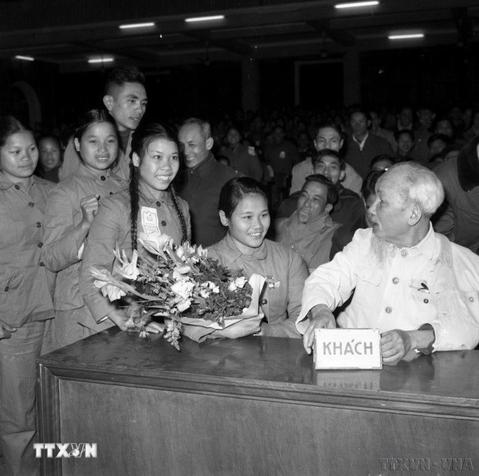 Chủ tịch Hồ Chí Minh nói chuyện thân mật với các đại biểu dự Đại hội thi đua thanh niên xung phong chống Mỹ, cứu nước toàn miền Bắc (1/1967). (Ảnh: TTXVN)