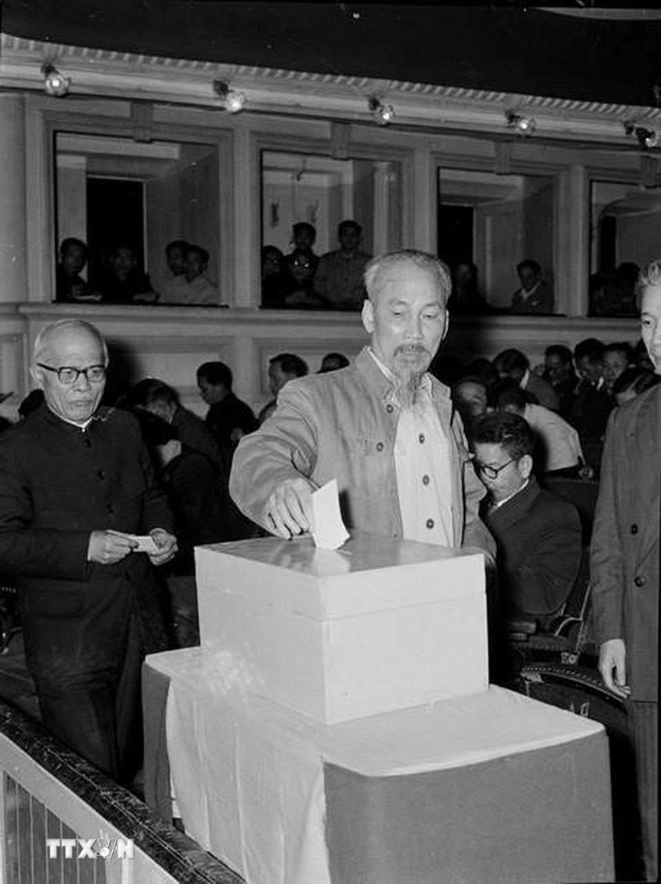 Chủ tịch Hồ Chí Minh bỏ lá phiếu đầu tiên bầu Ban Thường trực Quốc hội mới tại Kỳ họp thứ 6, Quốc hội khóa 1 (25/1/1957). (Ảnh: TTXVN)