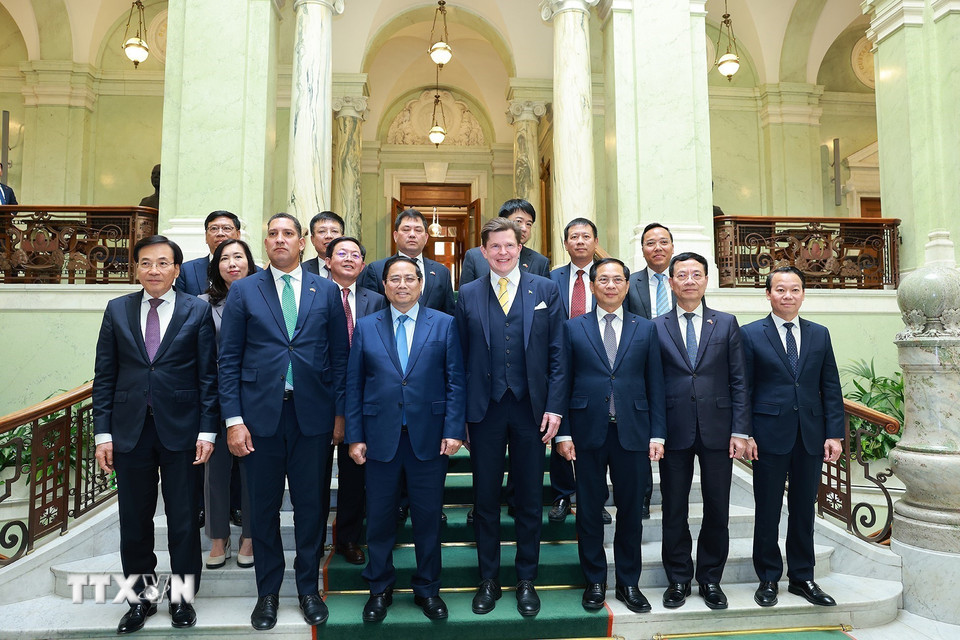 Thủ tướng Phạm Minh Chính và Chủ tịch Quốc hội Thụy Điển Andreas Norlén cùng thành viên đoàn Việt Nam tham dự hội kiến. (Ảnh: Dương Giang/TTXVN)