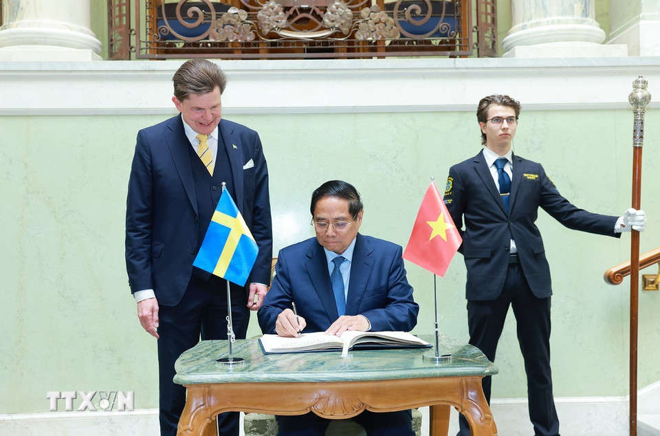 Thủ tướng Phạm Minh Chính ký sổ lưu niệm tại Trụ sở Quốc hội Thụy Điển. (Ảnh: Dương Giang/TTXVN)