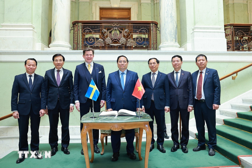 Thủ tướng Phạm Minh Chính và Chủ tịch Quốc hội Thụy Điển Andreas Norlén cùng thành viên đoàn Việt Nam tham dự hội kiến. (Ảnh: Dương Giang/TTXVN)