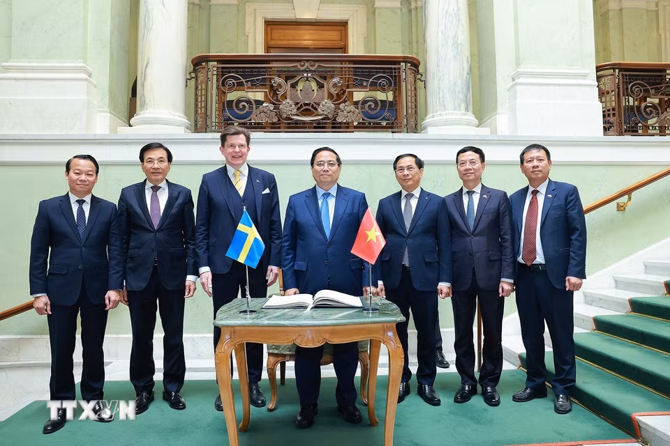 Thủ tướng Phạm Minh Chính và Chủ tịch Quốc hội Thụy Điển Andreas Norlén cùng thành viên đoàn Việt Nam tham dự hội kiến. (Ảnh: Dương Giang/TTXVN)