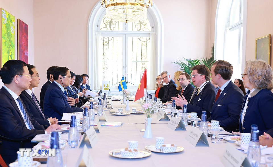 Thủ tướng Phạm Minh Chính hội kiến Chủ tịch Quốc hội Thụy Điển Andreas Norlén. (Ảnh: Dương Giang/TTXVN)