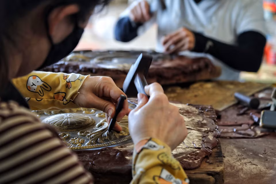 Các công đoạn chạm đều được làm bằng tay với hoa văn vô cùng tinh xảo. (Ảnh: Phương Anh/TTXVN phát)