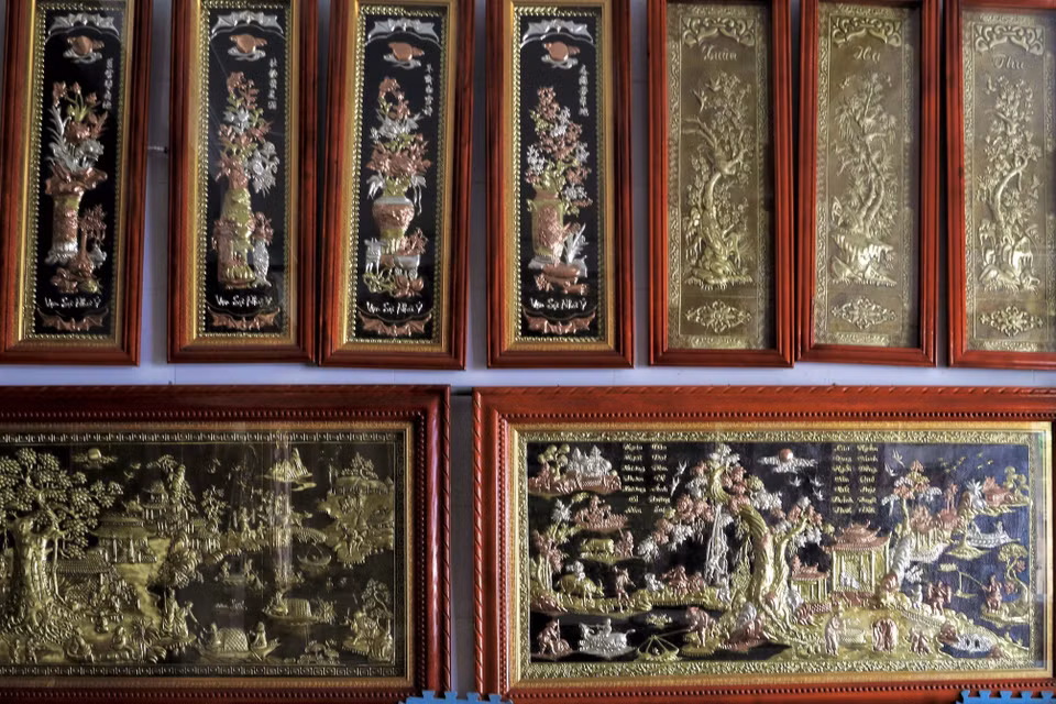 Những bức tranh chạm bạc tinh xảo được trưng bày tại làng nghề Đồng Xâm, thể hiện kỹ thuật chế tác công phu và giá trị nghệ thuật truyền thống lâu đời. (Ảnh: Phương Anh/TTXVN phát)